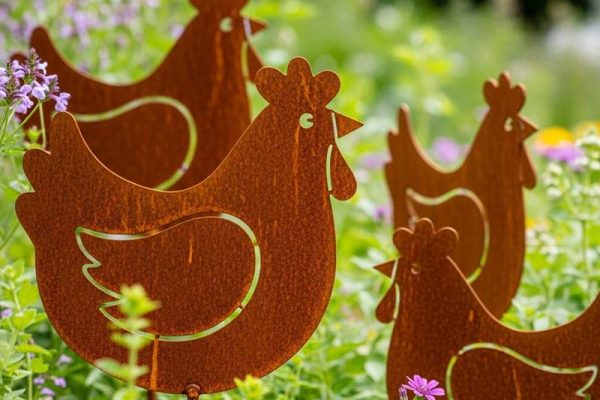 Rusty garden chickens